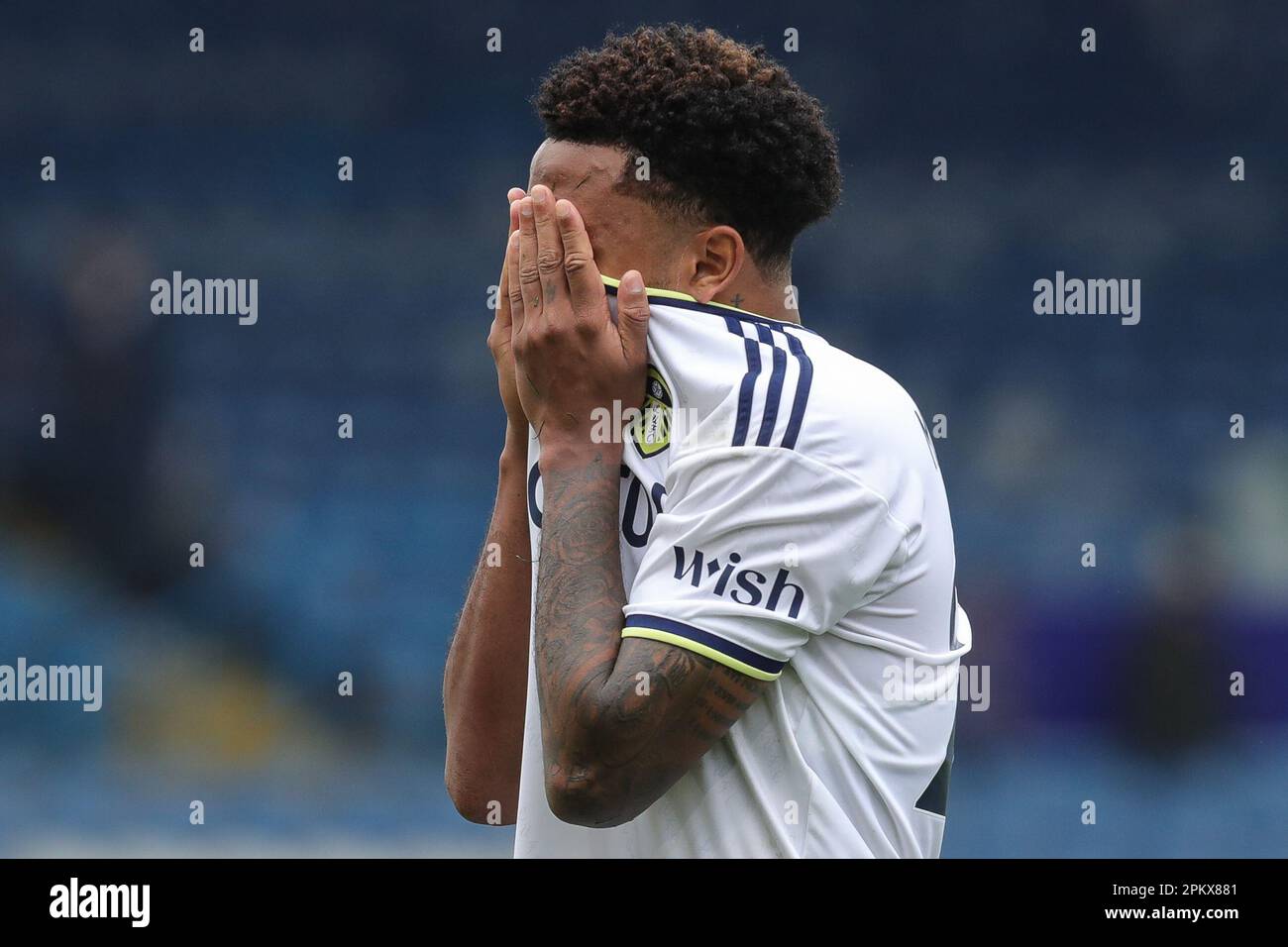 Un sconsolato Weston McKennie #28 di Leeds United copre il suo volto a tempo pieno dopo la partita della Premier League Leeds United vs Crystal Palace a Elland Road, Leeds, Regno Unito, 9th aprile 2023 (Foto di James Heaton/News Images) Foto Stock