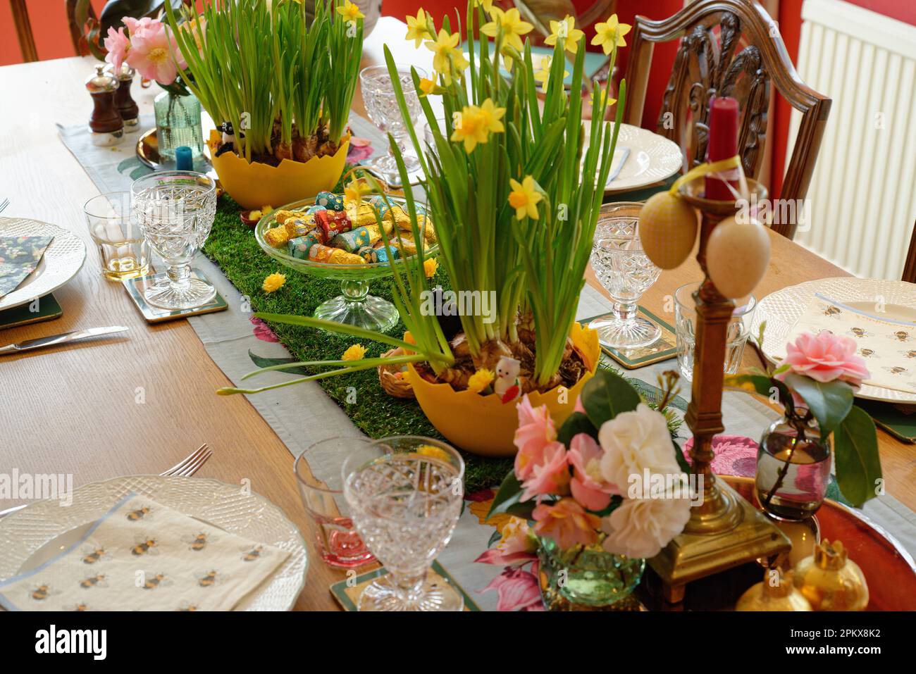 Un tavolo da pranzo decorato per una celebrazione di Pasqua. Foto Stock