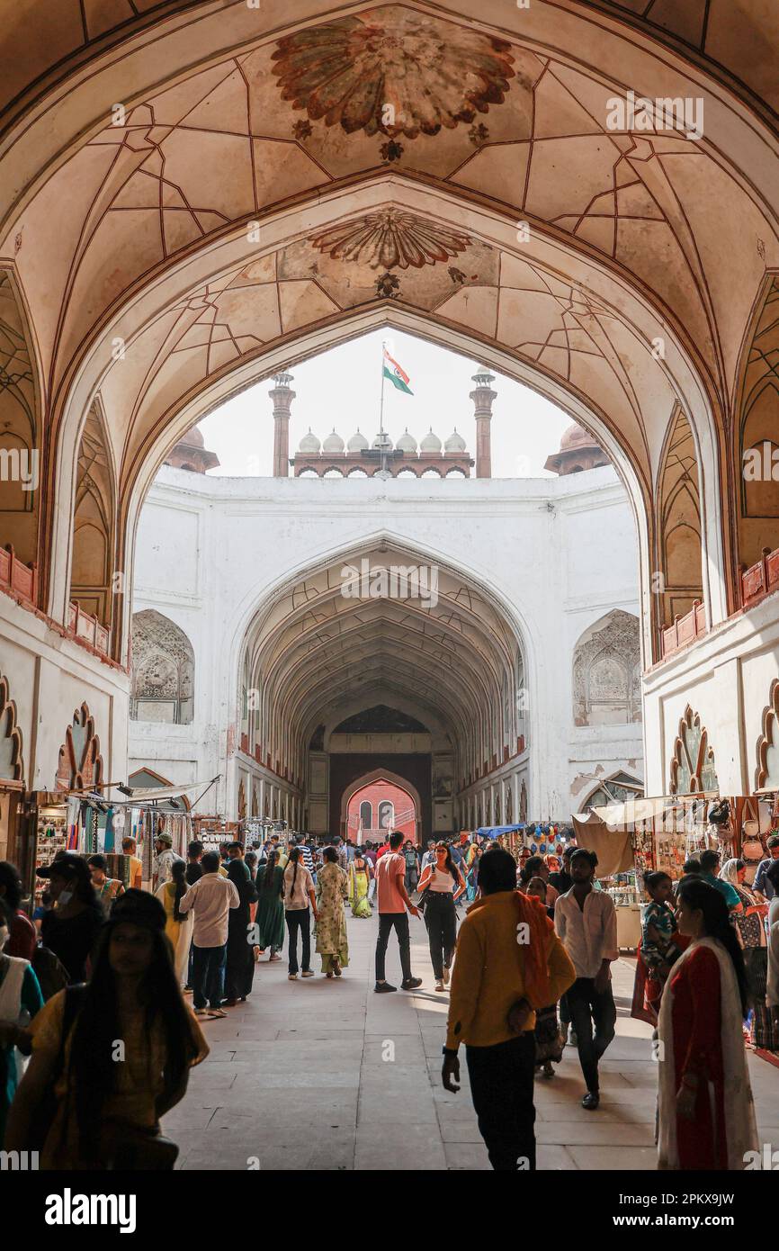 La gente acquista all'interno del bazar Chhatta Chowk nel Forte Rosso, Delhi, India Foto Stock