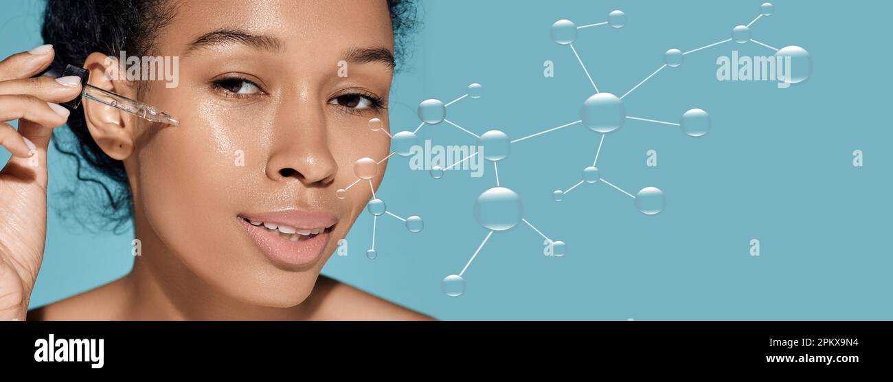 Donna con pelle pulita idratante la sua pelle con olio essenziale o siero con gocce sul viso simbolizzando l'idratazione della pelle. Concetto idratante Foto Stock