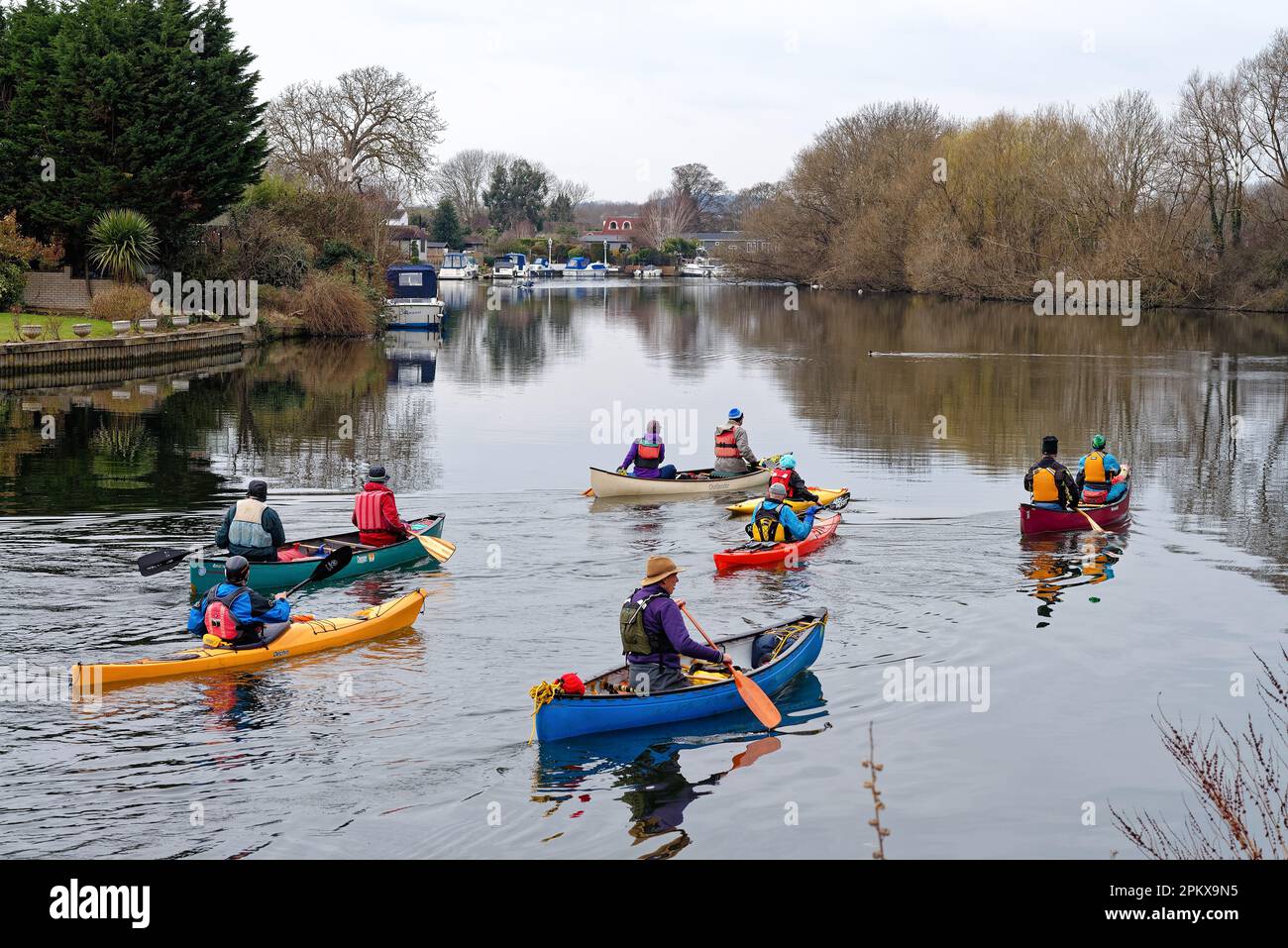 Un gruppo di anziani in canoa sul Tamigi a Laleham Staines Surrey Inghilterra UK Foto Stock
