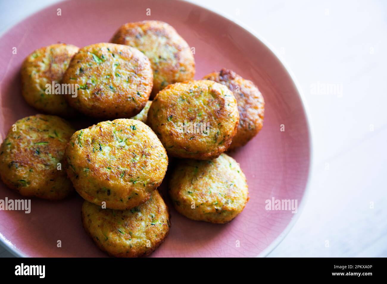 Zucchine fritte e gnocchi d'uovo. Foto Stock