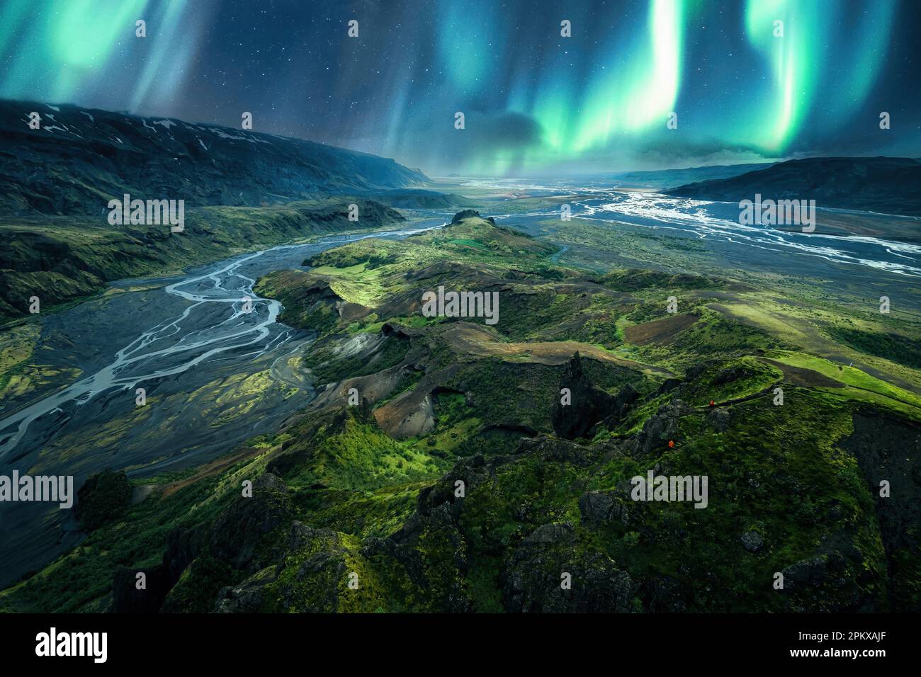 Fantastico scenario di Aurora borealis sulla montagna vulcanica del sentiero Valahnukur nelle alture islandesi a Thorsmork, Islanda Foto Stock