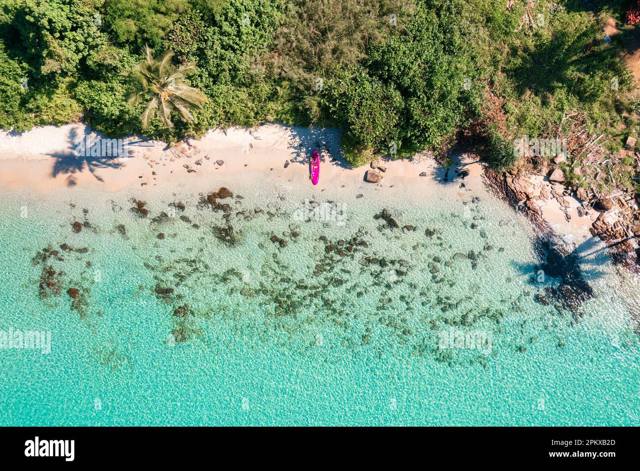 Vista dall'alto del mare tropicale e della canoa sulla spiaggia in estate. Attività di svago, attività ricreative Foto Stock