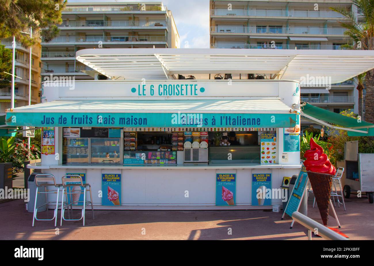 Un chiosco per la vendita di succhi di frutta e gelati sul lungomare di la Croisette, la strada sul lungomare, a Cannes, nel sud della Francia. Foto Stock