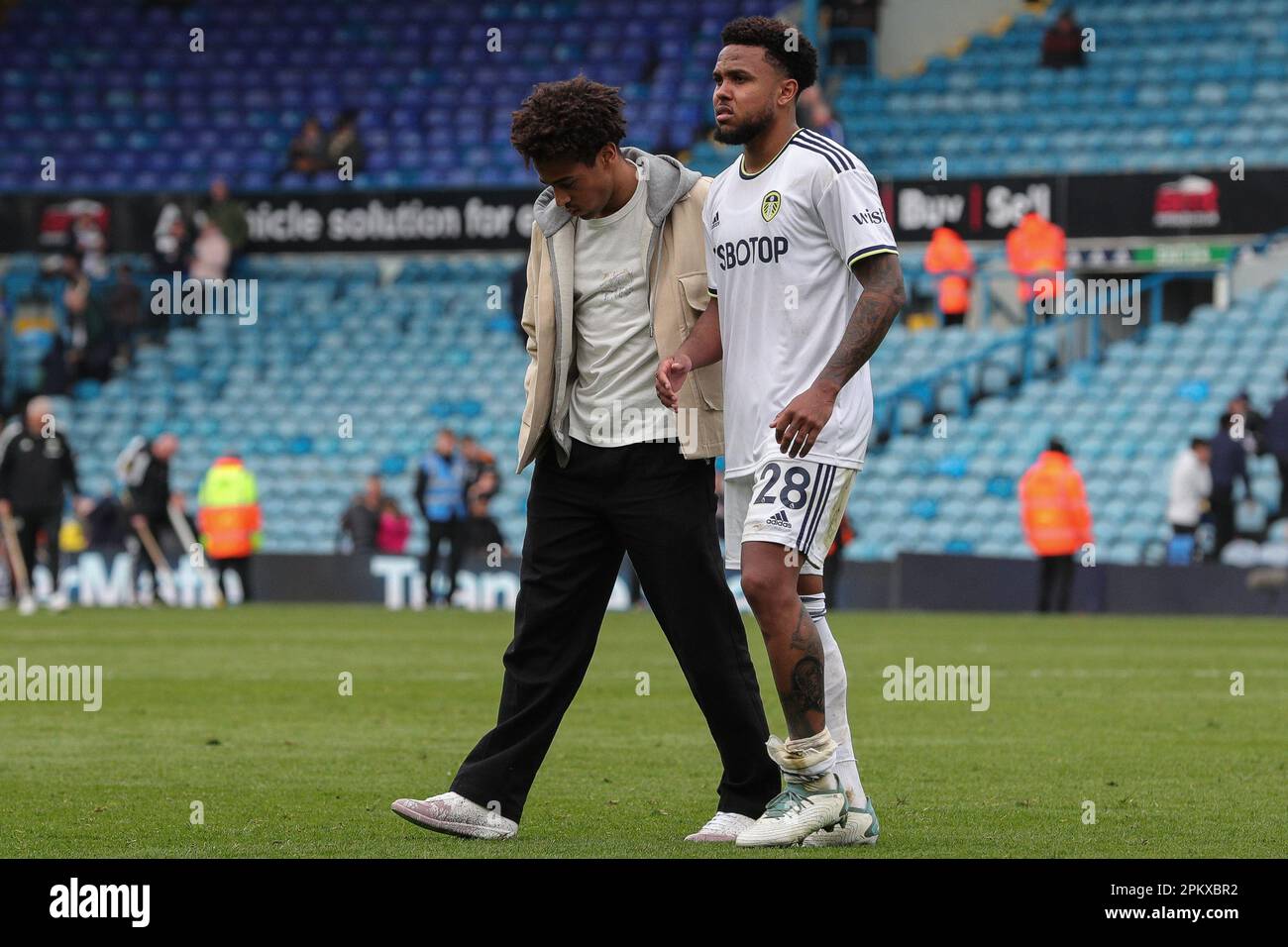 Un Weston McKennie #28 di Leeds United e l'attuale infortunato Tyler Adams esce dal campo a tempo pieno dopo la partita della Premier League Leeds United vs Crystal Palace a Elland Road, Leeds, Regno Unito, 9th aprile 2023 (Foto di James Heaton/News Images) Foto Stock