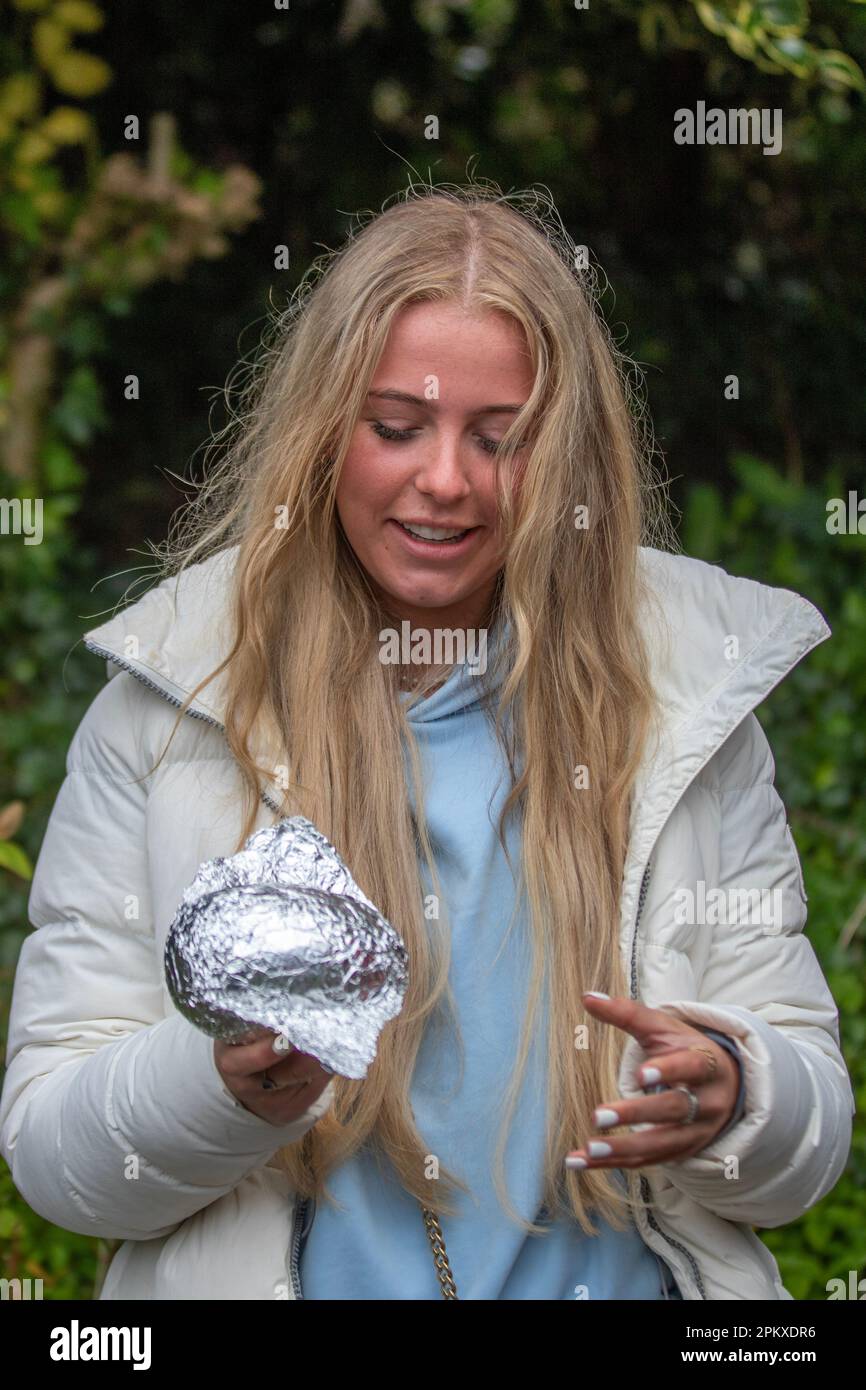 Preston Lancashire. Meteo nel Regno Unito. 10 aprile 2023. Libby con il suo uovo di Pasqua 'Winged Tornado' avvolto in argento con ali a profilo aerodinamico. Tradizionale lunedì di Pasqua, un uovo-rolling nel Parco Avenuam, una tradizione che risale al 1867. I bambini rotolano le loro uova di passo giù le colline e vedono chi potrebbe ottenere loro il più lontano senza rompersi. Credit MediaWorldmages/AlamyLiveNews Foto Stock