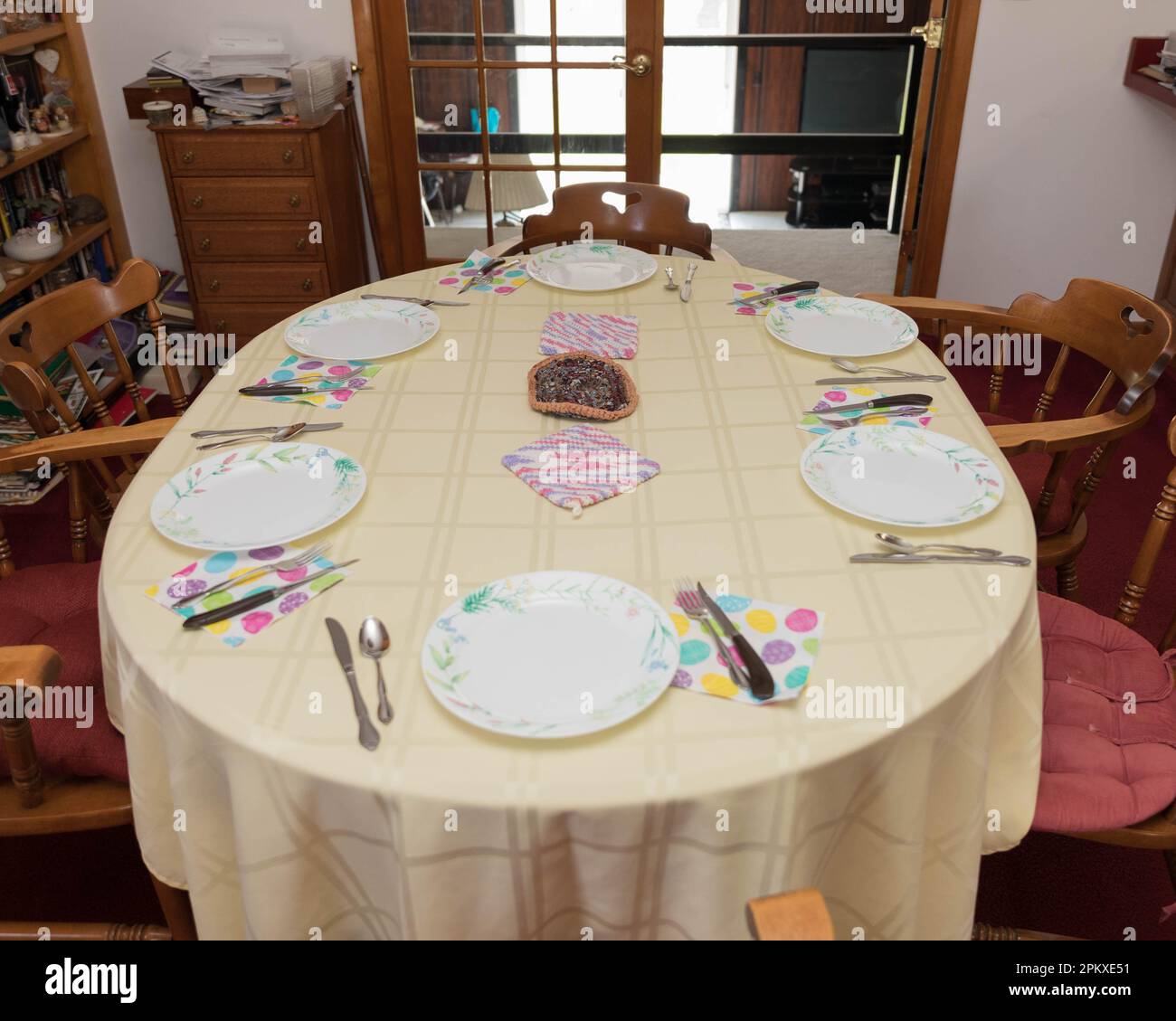 tavolo tradizionale tutto pronto per un pasto in vacanza con la famiglia Foto Stock