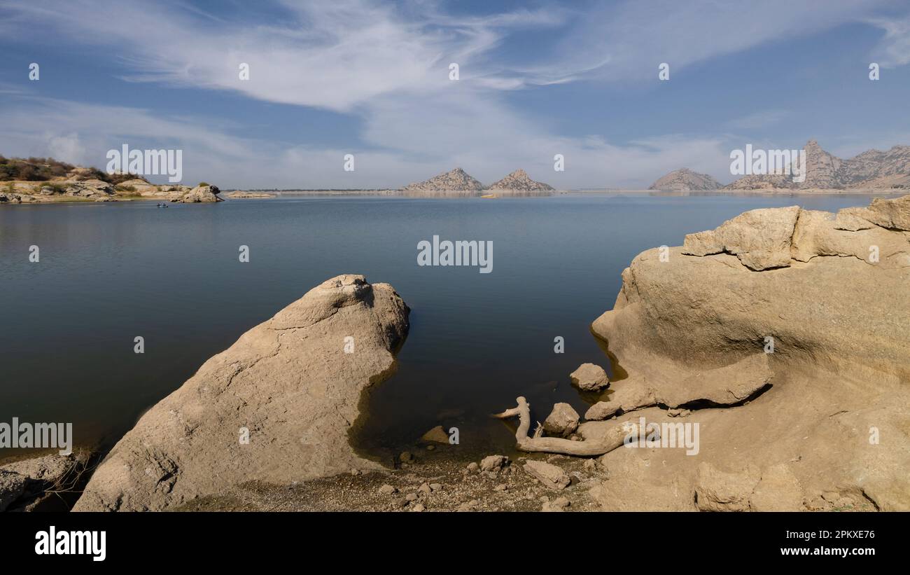 Vista del paesaggio incontaminato della diga di Jawai con colline e nuvole sullo sfondo Foto Stock