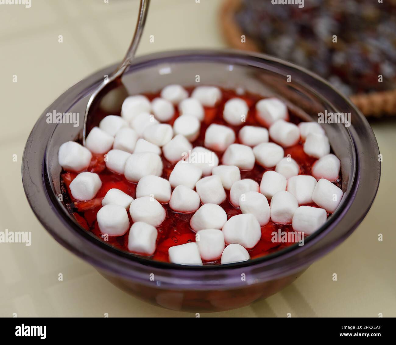 ciotola di gelatina di fragole e banane ricoperta di marshmallows Foto Stock