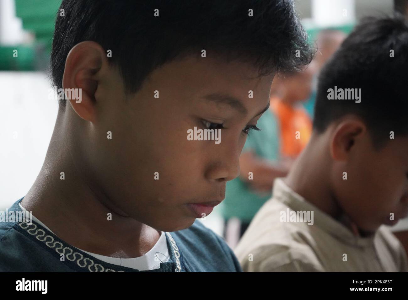 Città di Masbate, Filippine. 10th aprile 2023. Decine di musulmani (sia adulti che adolescenti) hanno partecipato alla preghiera Maghrib durante il mese di Ramadan alla moschea bianca nel villaggio di Pating, Masbate City. I coloni musulmani nella provincia dell'isola prevalentemente cattolica di Masbate provengono dalla provincia di Lanao a Mindanao, Filippine. (Credit Image: © Sherbien Dacalanio/Alamy Live News) Foto Stock