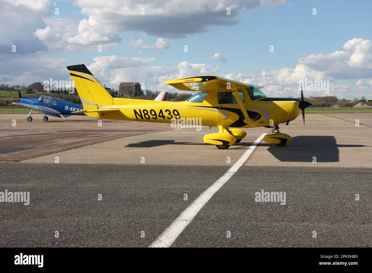 A Cessna 152 sulla rampa di Brighton City Airport Shoreham West Sussex UK Foto Stock