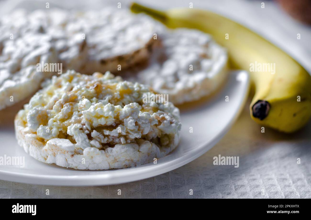 Panino con formaggio di ricotta, miele e banana su un pane dietetico. Mangiare sano Foto Stock