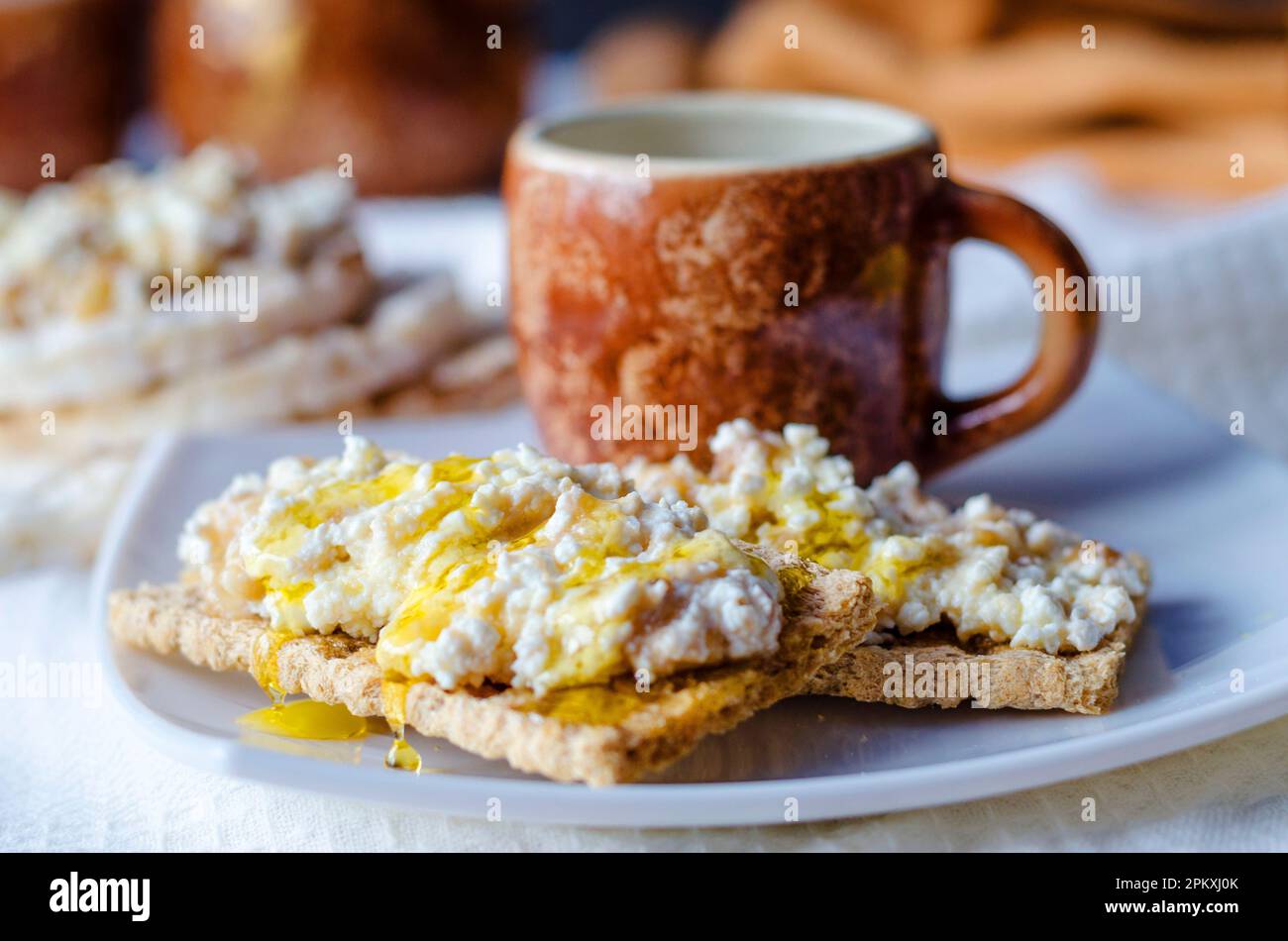 Panino con formaggio di ricotta, miele e banana su un pane dietetico. Mangiare sano Foto Stock