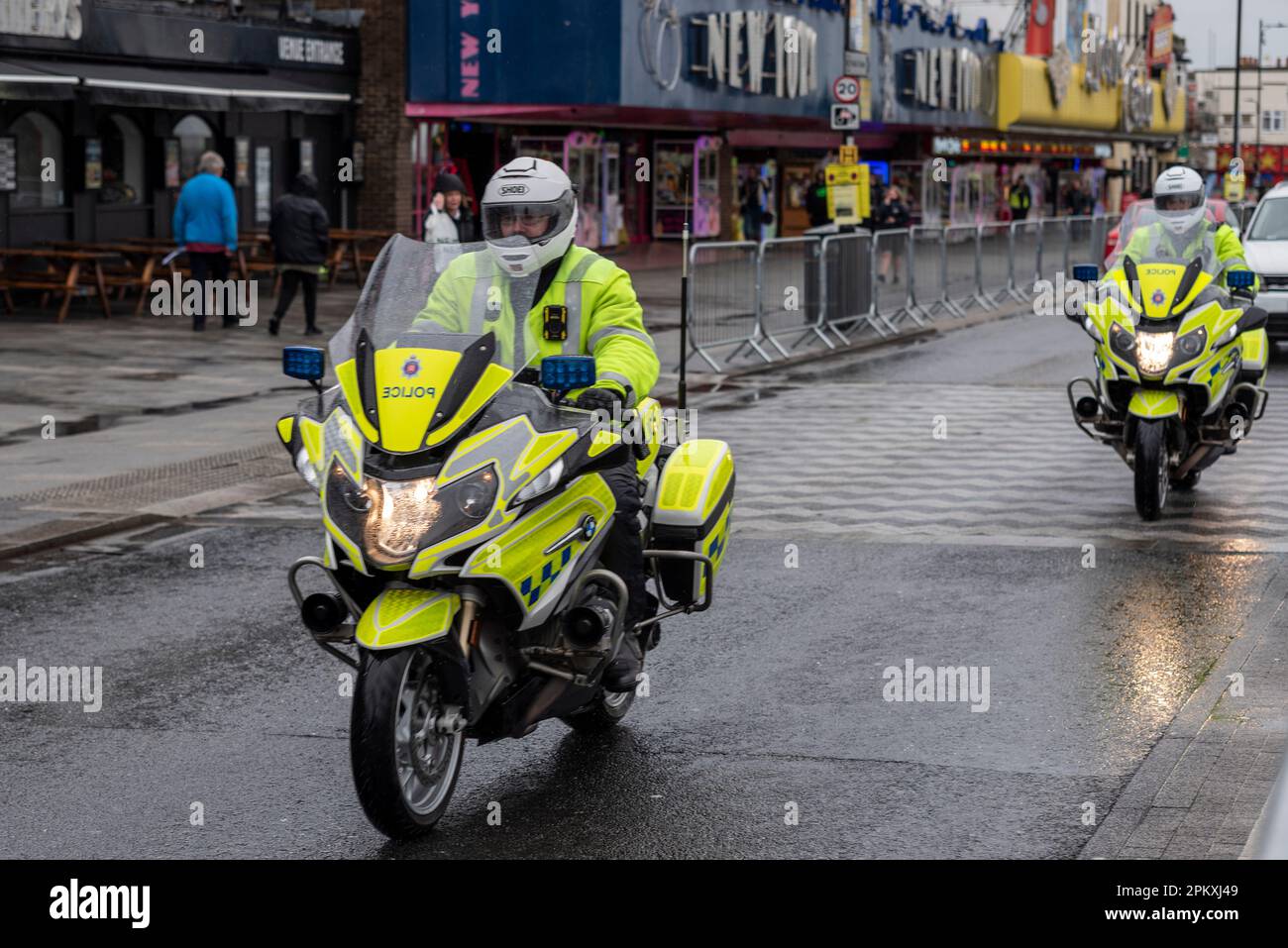 Southend on Sea, Essex, Regno Unito. 10th Apr, 2023. Il lunedì di Pasqua in occasione delle vacanze bancarie ha visto tradizionalmente un raduno organizzato di motociclette nella città balneare dal titolo ‘Shakedown’. Anche se gli organizzatori hanno deciso di non eseguire l'evento ufficiale per il 2023 molti motociclisti stavano progettando di partecipare comunque. La polizia dell'Essex ha emesso un ordine di dispersione per l'area fronte mare sia per questo che per un incontro non autorizzato con l'auto. Gli ufficiali di scherma e di sicurezza sono stati collocati lungo la Marine Parade per scoraggiare i ciclisti dall'arrestarsi. Polizia pattugliamento Marine Parade Foto Stock