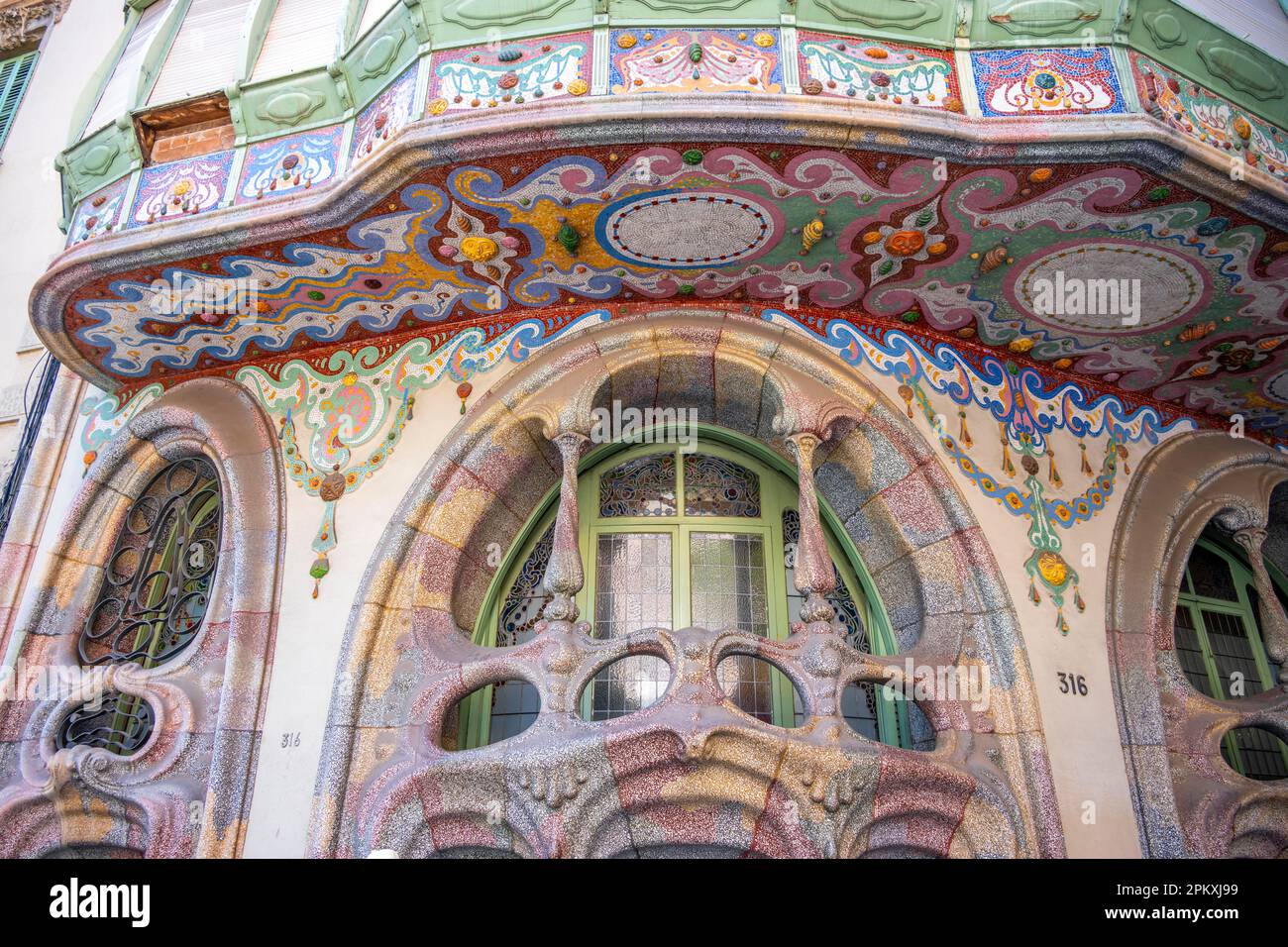 Finestre ricurve ornate, facciata di Casa Comalat, Avinguda Diagonal, Barcellona, Catalogna, Spagna Foto Stock