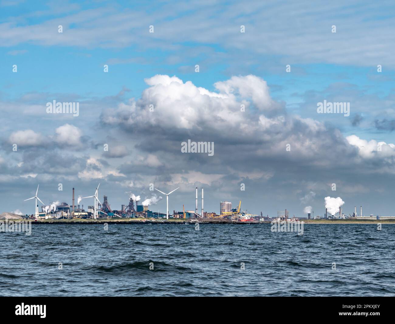 Industria pesante dell'acciaio Tata che utilizza energia fossile per la produzione di acciaio, IJmuiden, Paesi Bassi Foto Stock