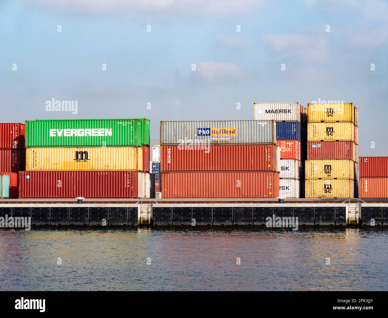Contenitori impilati sul molo del canale del Mare del Nord nel porto di Amsterdam, Paesi Bassi Foto Stock