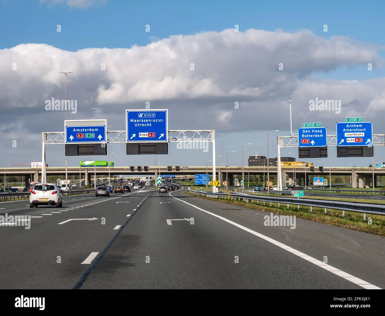 Informazioni sulla direzione delle corsie aeree, autostrada orbitale A2 incrocio stradale Oudenrijn, Utrecht, Paesi Bassi Foto Stock