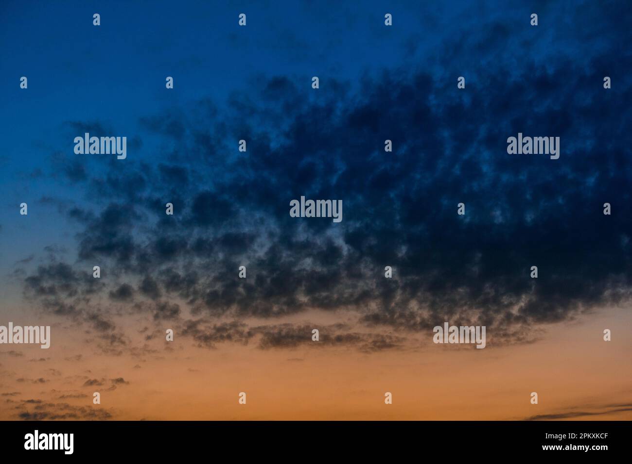 Notte cielo blu arancione Foto Stock