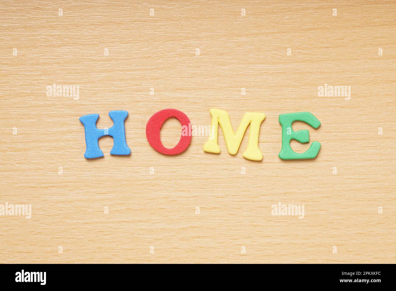 La parola casa scritto con schiuma colorate lettere in gomma Foto Stock