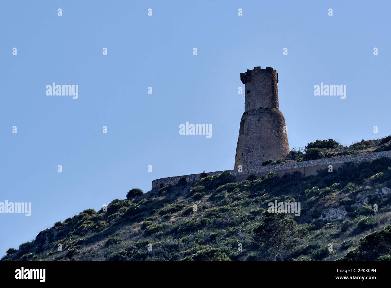 Torre del Gerro con lo stemma di Carlos i, torre di guardia di Denia. Fa parte della rete di fortificazioni costruite lungo la costa spagnola. Foto Stock