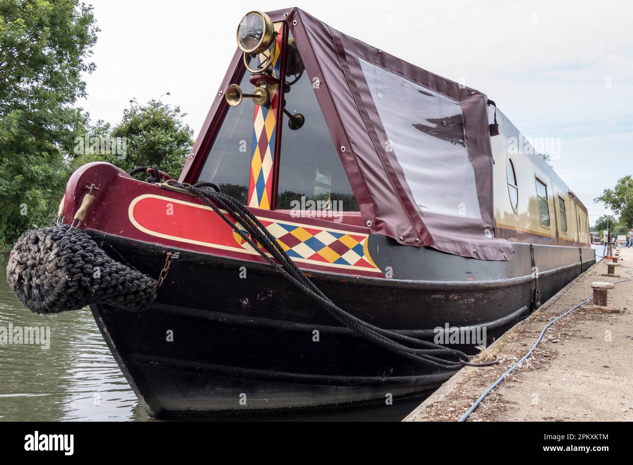 Barca stretta sul canale Kennet e Avon in Aldermaston Berkshire il 5 luglio 2015 Foto Stock