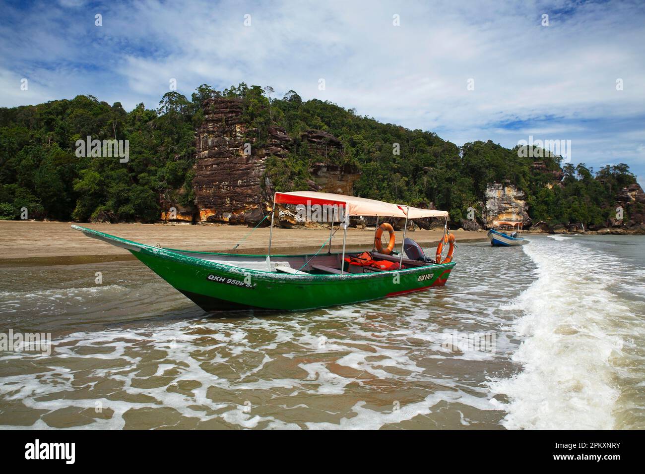 Barche, Parco Nazionale di Bako, scogliere di arenaria con foresta pluviale, Mare della Cina del Sud, Sarawak, Borneo, Malesia Foto Stock