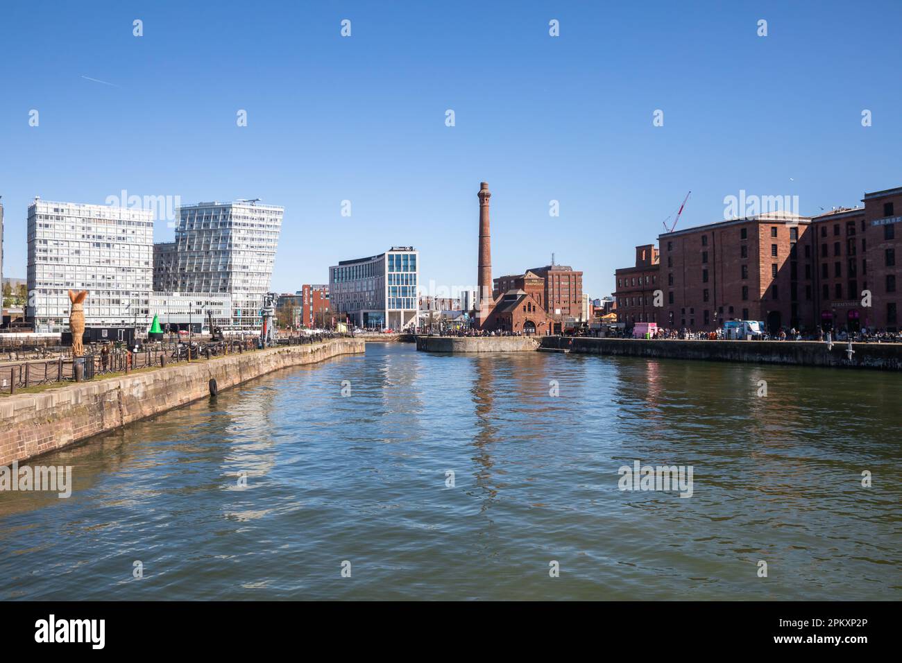 Cielo blu chiaro su una varietà di edifici e architettura che circondano l'area dei Liverpool Docks Foto Stock