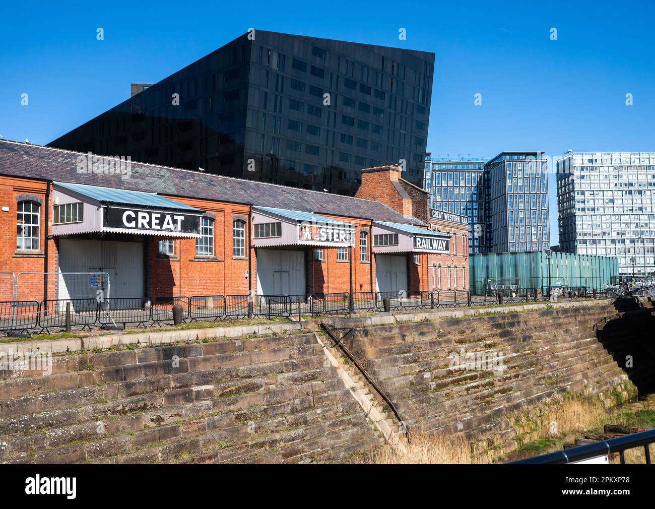 Cielo blu chiaro su una varietà di edifici e architettura che circondano l'area dei Liverpool Docks Foto Stock