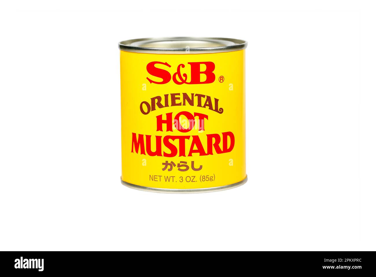 Una lattina di polvere di senape calda S&B marchio Oriental からし isolata su uno sfondo bianco. immagine ritagliata per uso illustrativo ed editoriale. Foto Stock