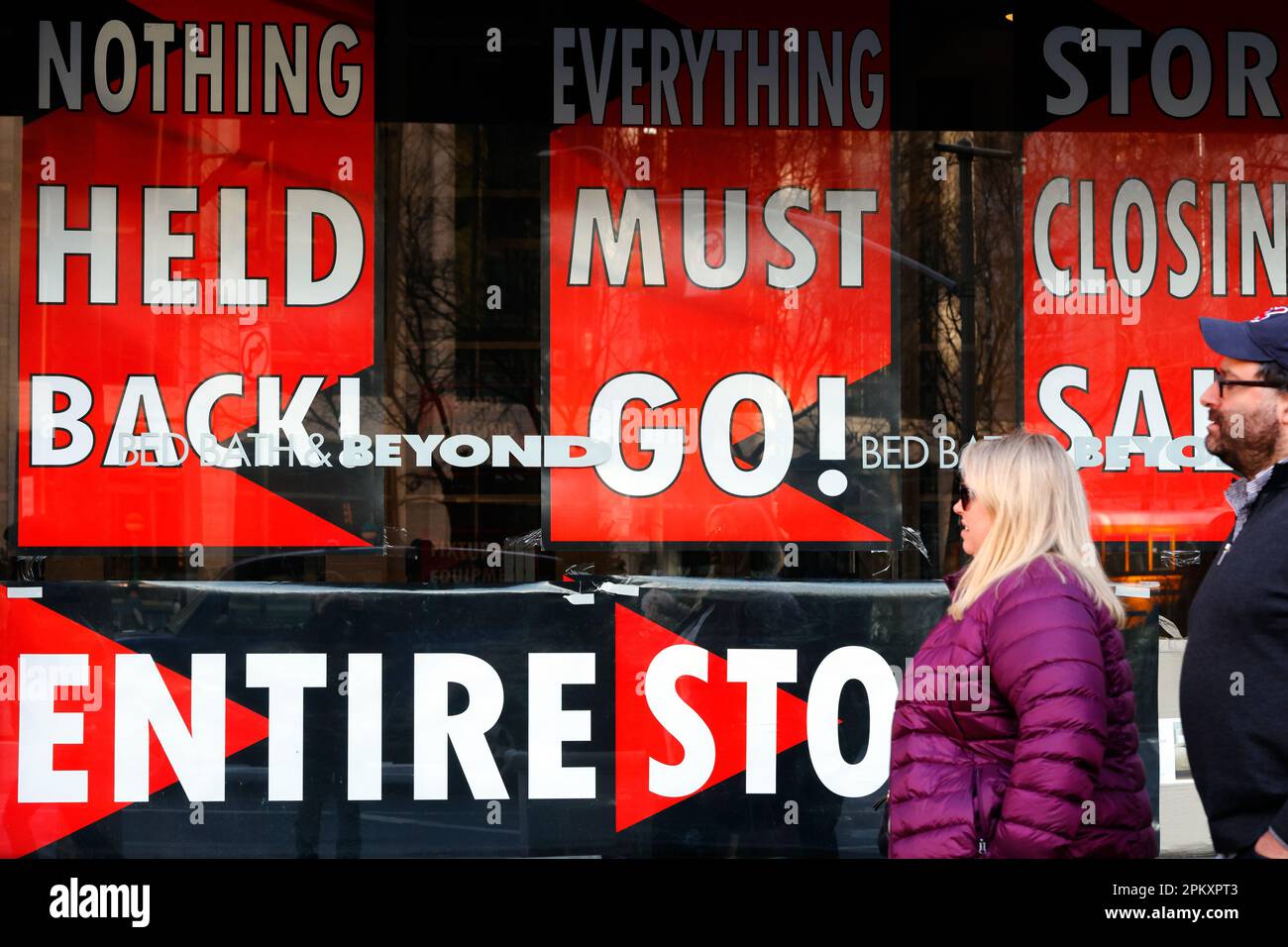 Persone che camminano oltre Bed Bath & Beyond negozio chiudere la segnaletica di vendita in un negozio al dettaglio nel Upper West Side di Manhattan, New York, 26 marzo 2023. Foto Stock
