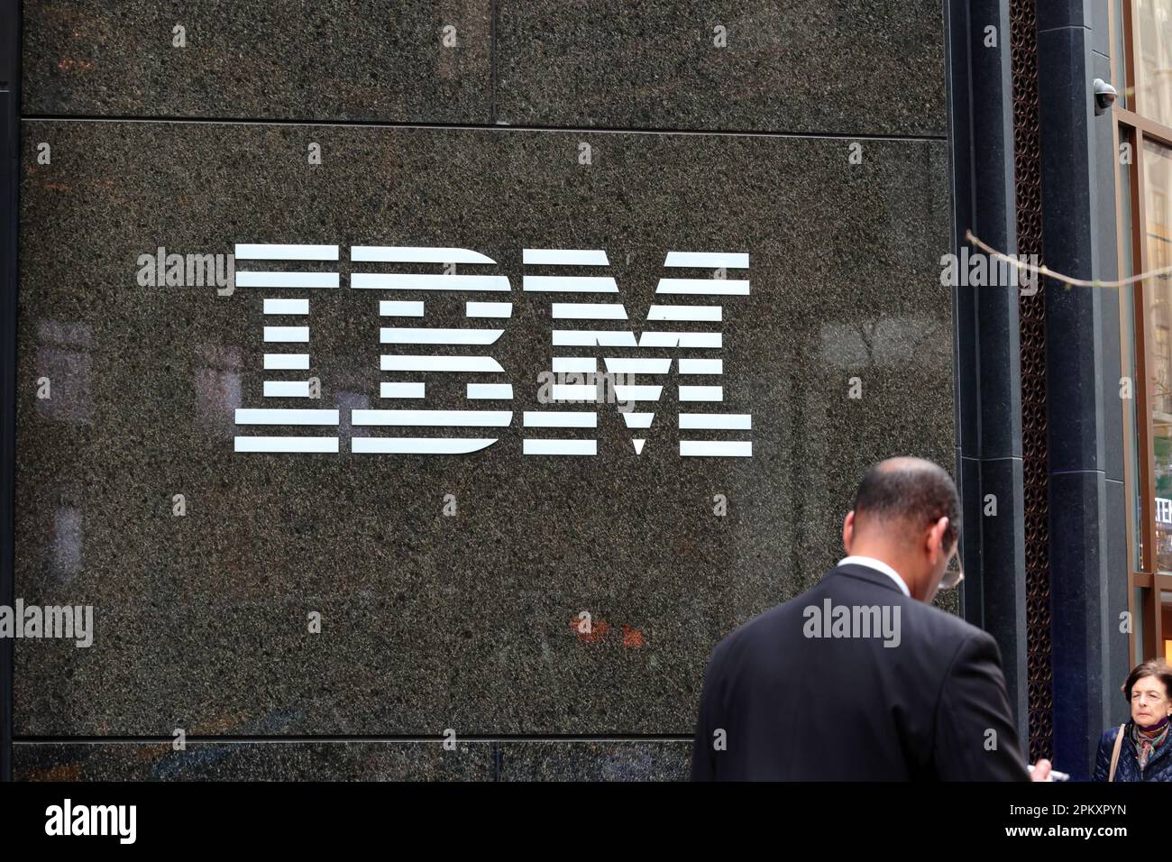 Un uomo d'affari passa davanti all'edificio IBM al 590 di Madison Ave, New York nel centro di Manhattan. Foto Stock