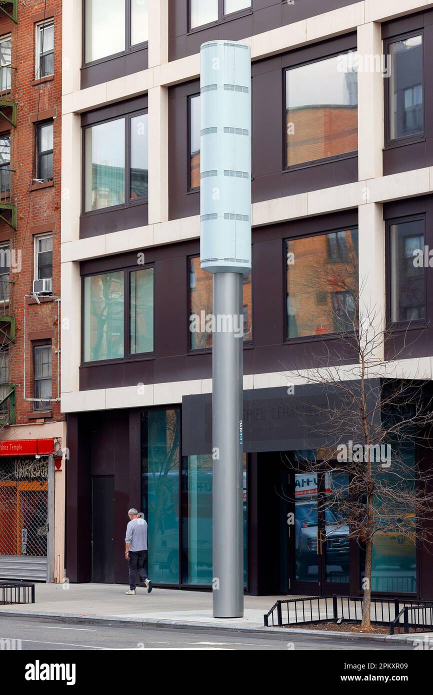 Un chiosco WiFi LinkNYC Link5G 5G nell'East Village di Manhattan, New York. I giganteschi smartpoli da 32 piedi sostituiscono i vecchi .. (vedi maggiori informazioni) Foto Stock