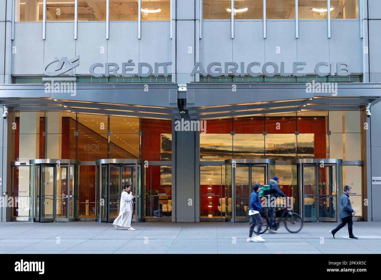 Credit agricole Corporate & Investment Bank, 1301 Sixth Ave, New York. Esterno di una banca commerciale francese sede centrale degli Stati Uniti a Midtown Manhattan. Foto Stock