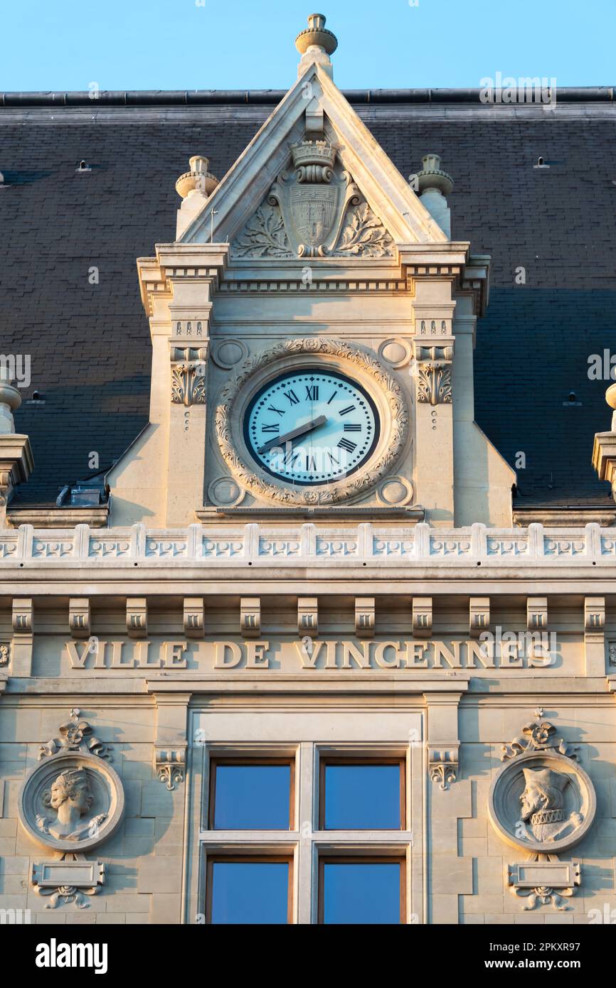 Particolare del municipio di Vincennes, Francia, con un segno 'Città di Vincennes' scritto in francese Foto Stock