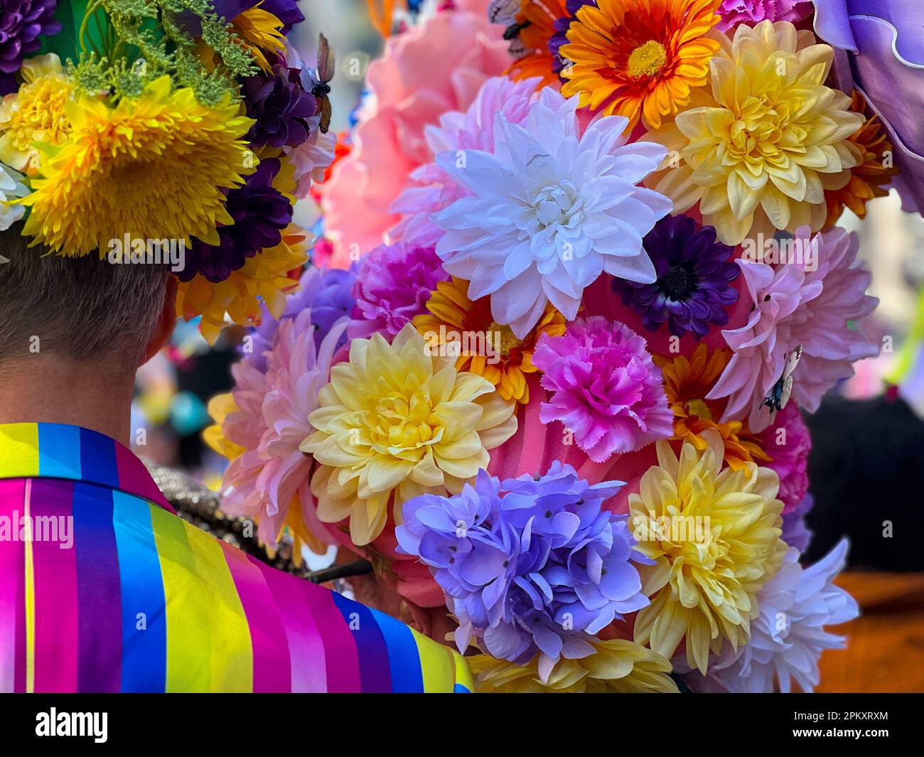 Ragazze in trendy cappelli romantici con fiori colorati stand al