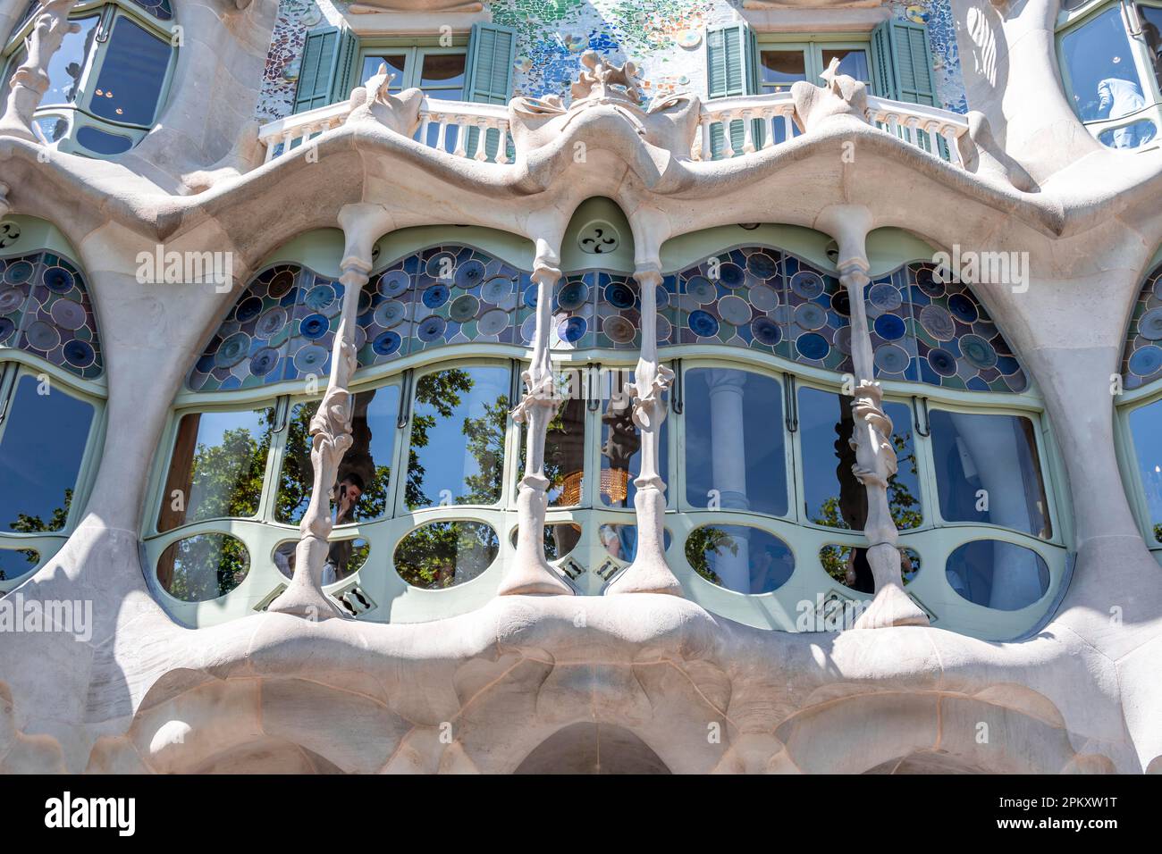 Finestre colorate ricurve, facciata decorata di Casa Batllo di Antoni Gaudi, Passeig de Gracia, Barcellona, Catalogna, Spagna Foto Stock
