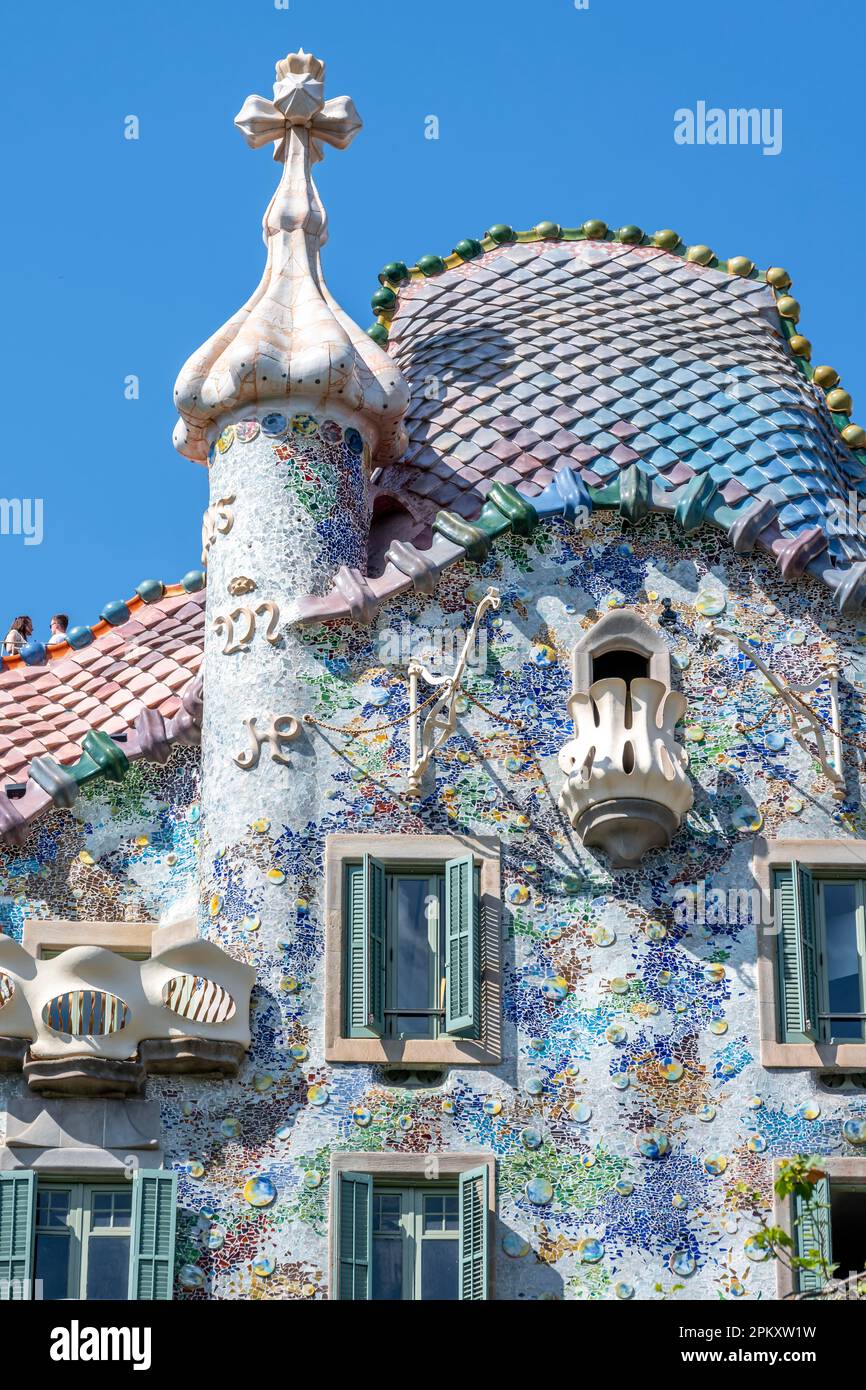 Torre e tetto curvo, facciata artistica di Casa Batllo di Antoni Gaudi, Passeig de Gracia, Barcellona, Catalogna, Spagna Foto Stock