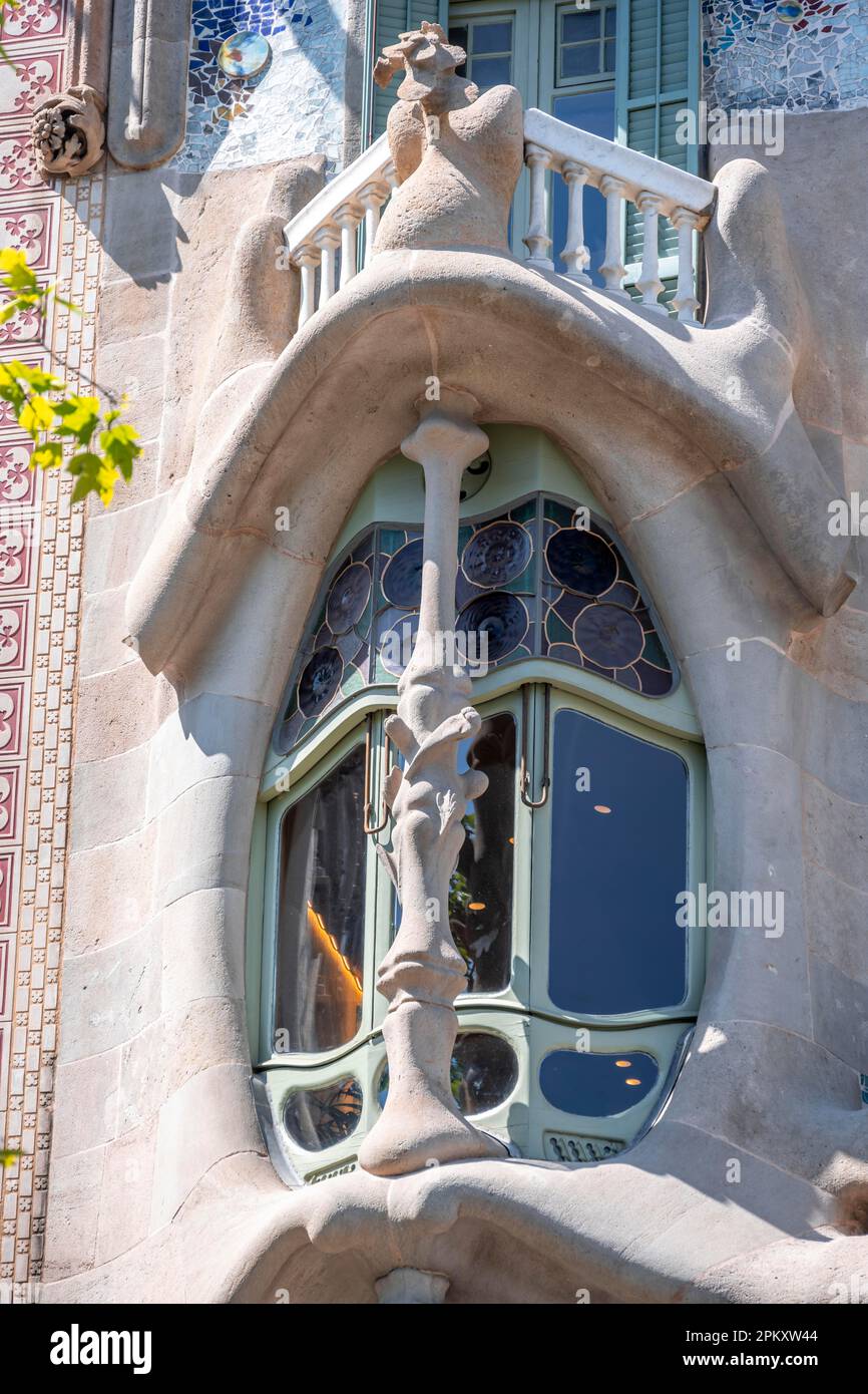 Finestra colorata curva, facciata artistica di Casa Batllo di Antoni Gaudi, Passeig de Gracia, Barcellona, Catalogna, Spagna Foto Stock