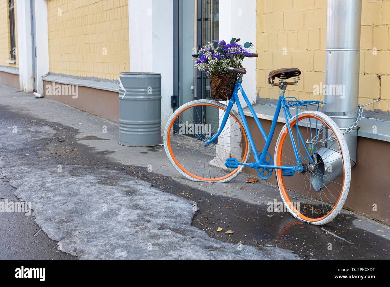 Mosca, Russia - 20 marzo 2023: bicicletta vicino all'ingresso del negozio di fiori. cestino di fiori. arredamento in strada Foto Stock