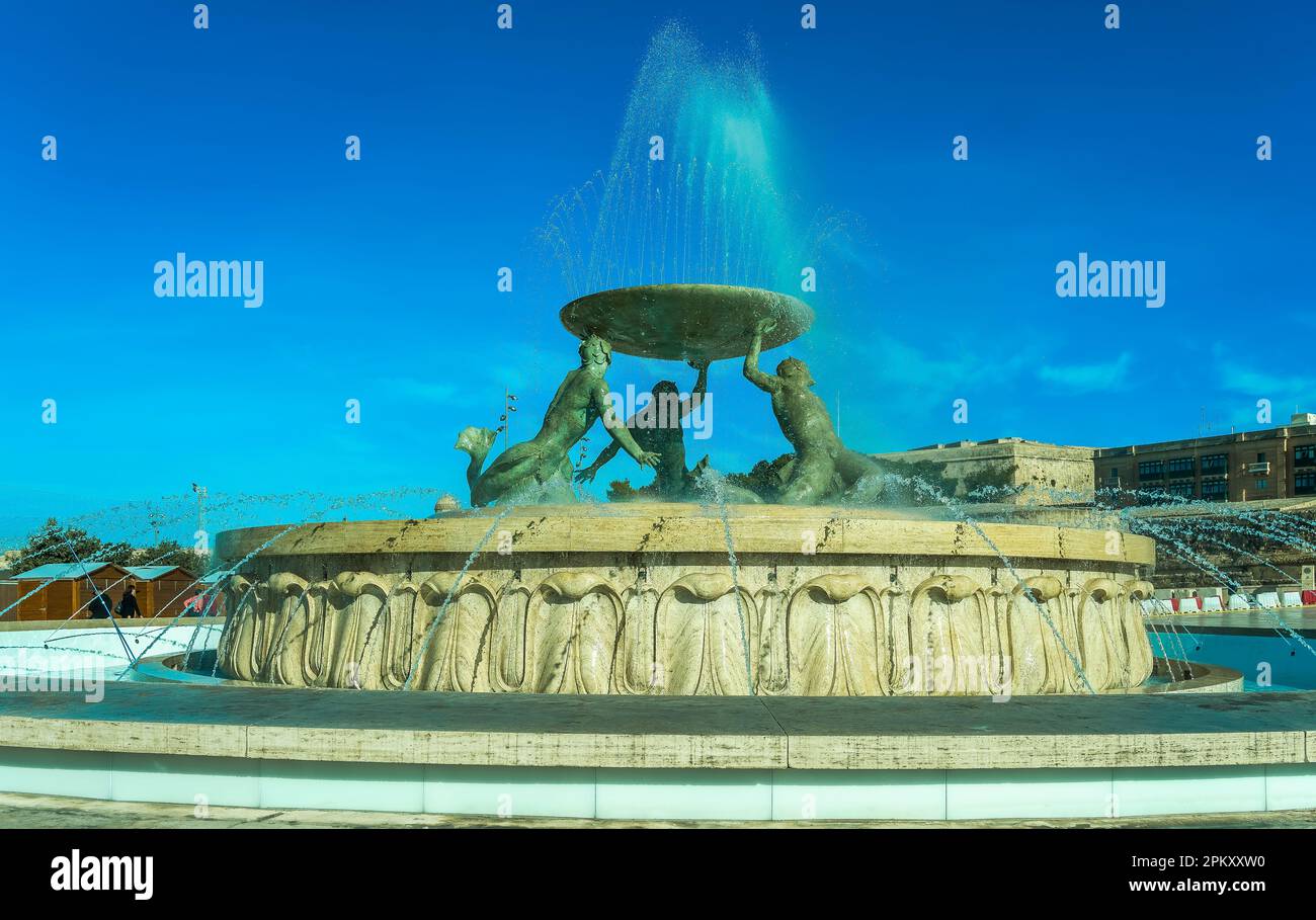 Malta, Floriana: l'imponente fontana del Tritone, progettato da Vincent Apap, situato appena al di fuori della città storica Porta della la capitale di Malta. Foto Stock