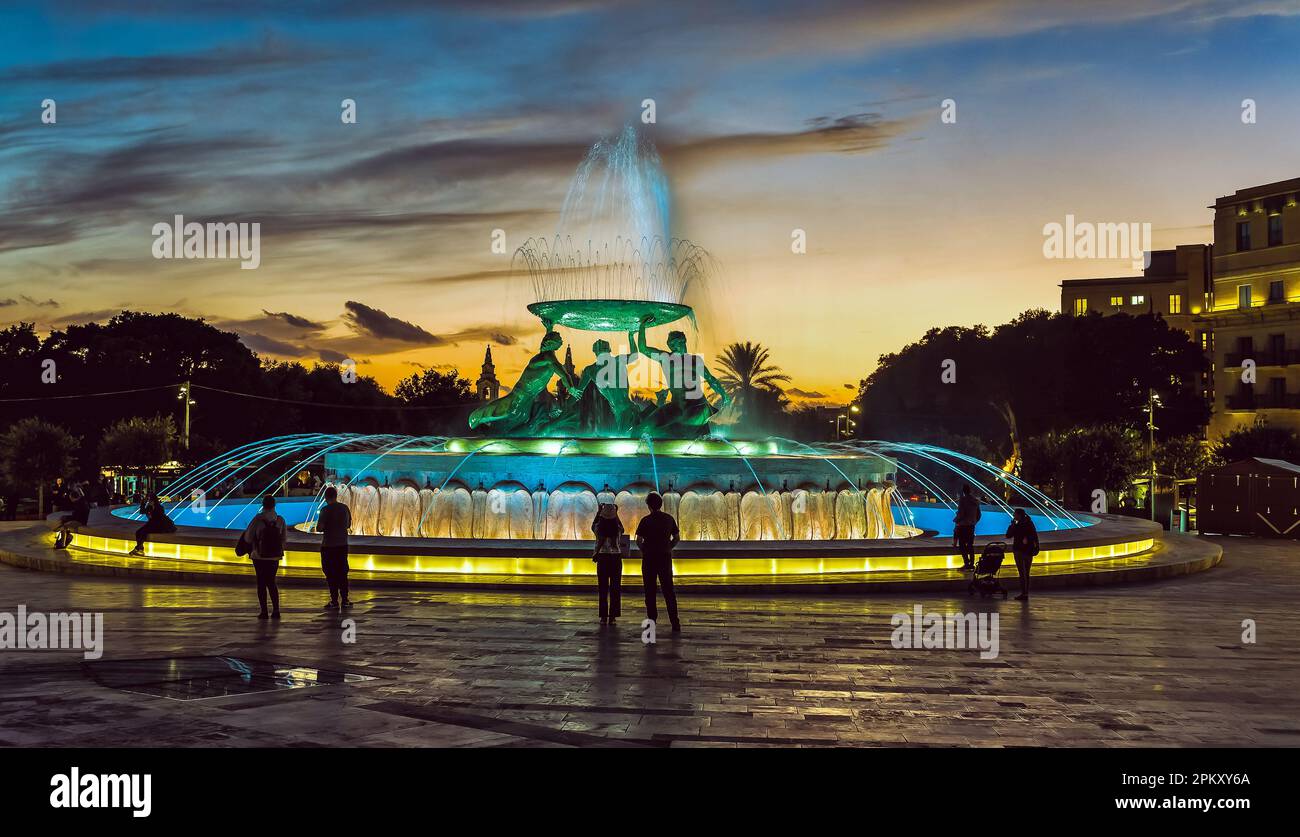 Malta, Floriana: l'imponente fontana del Tritone, progettato da Vincent Apap, situato appena al di fuori della città storica Porta della la capitale di Malta. Foto Stock