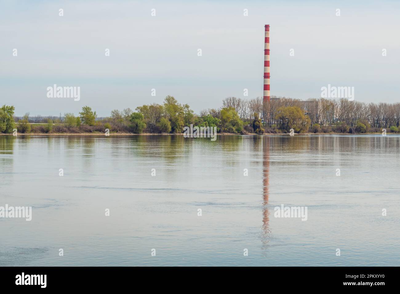 Impianto di riscaldamento e centrale termica camino, edificio industriale vicino al fiume Foto Stock