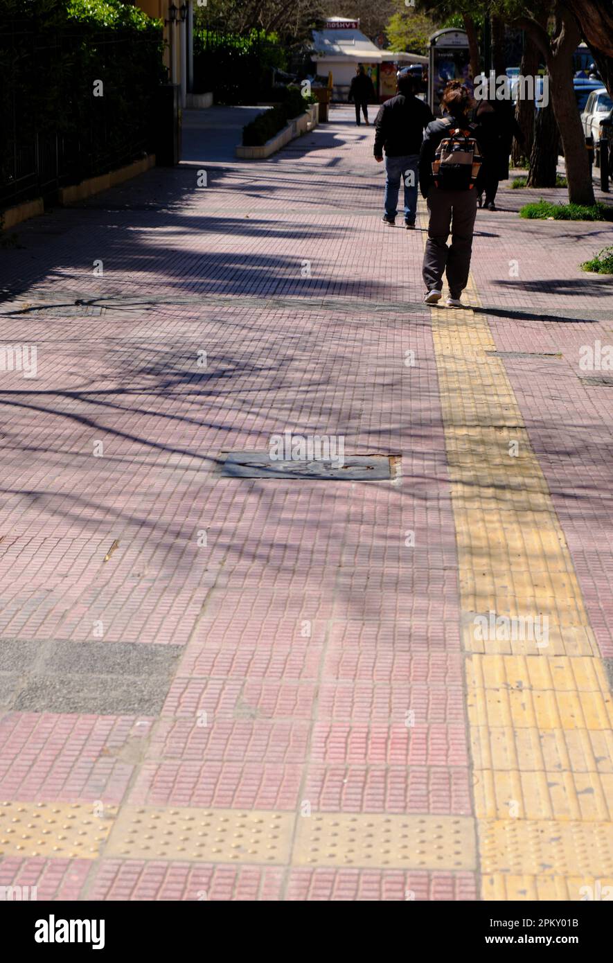 Controversa pavimentazione tattile utilizzata in tutta Atene per gli ipovedenti Foto Stock