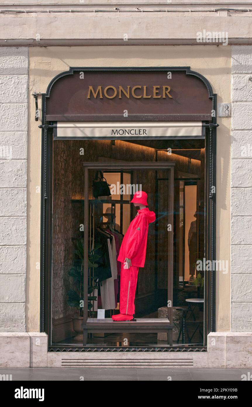 Negozio Moncler in Piazza di Spagna, Roma, Italia Foto stock - Alamy