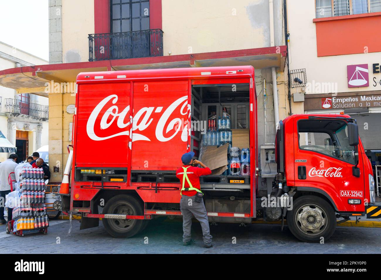 Coca Cola camion fare la consegna a Oaxaca città, Messico Foto Stock