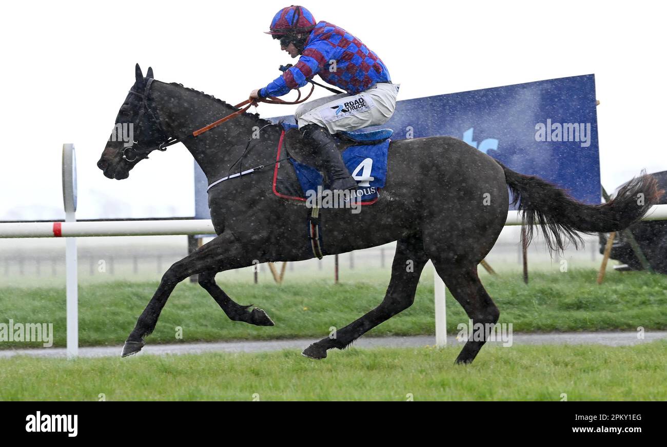 Telecon guidato da Ricky Doyle saltare il volo finale per vincere la Farmhouse Foods Novice handicap ostacoli al Fairyhouse Racecourse nella contea di Meath, Irlanda. Data immagine: Lunedì 10 aprile 2023. Foto Stock