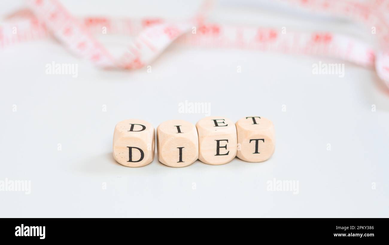 iscrizione dieta su sfondo rosso misura, sana mangiare concetto. Foto di alta qualità Foto Stock