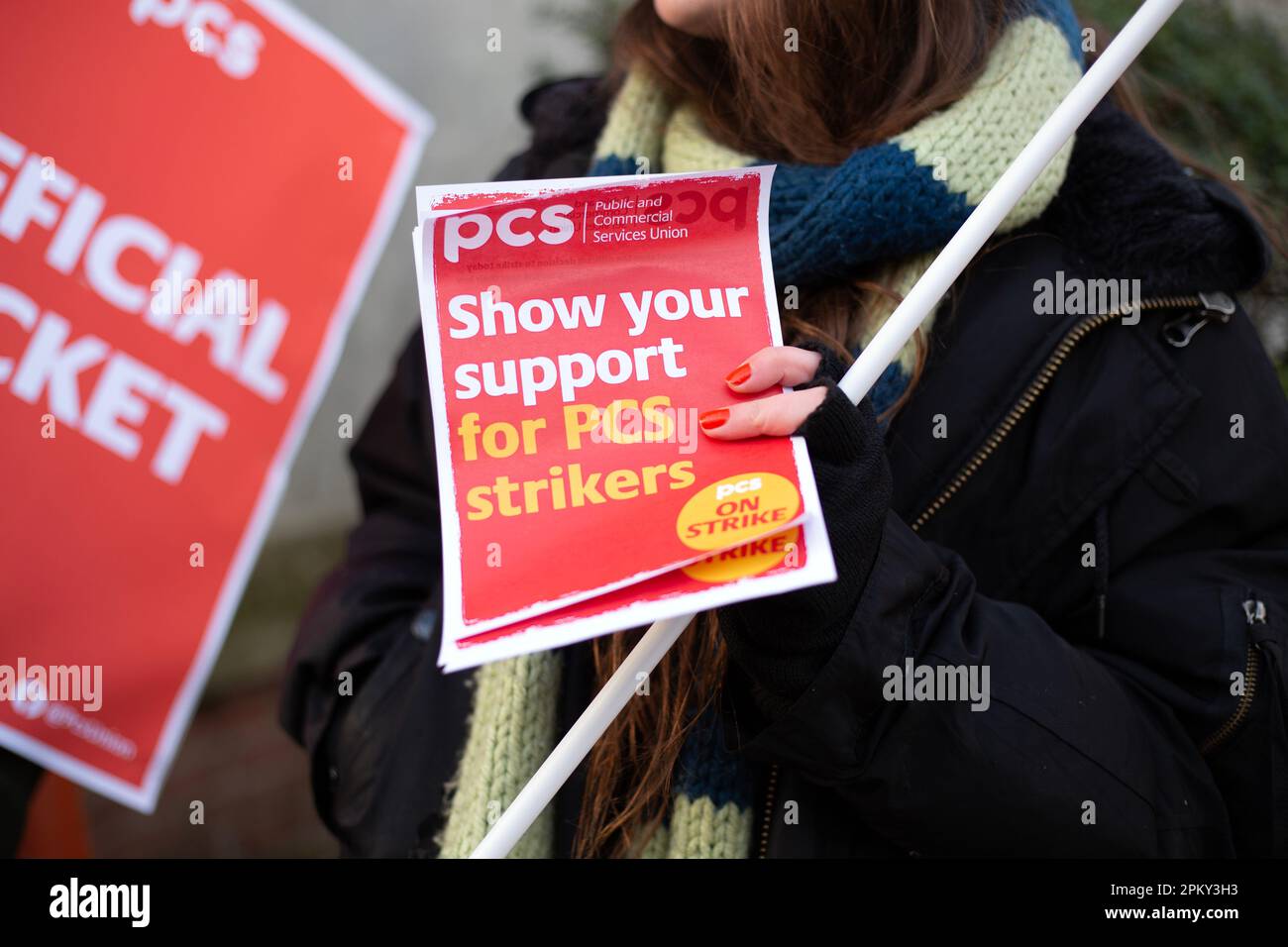 Funzionari pubblici del PCS (Public and Commercial Services Union), su una linea di picket ufficiale al di fuori degli uffici del DEFRA (Dipartimento per l'ambiente, Foto Stock